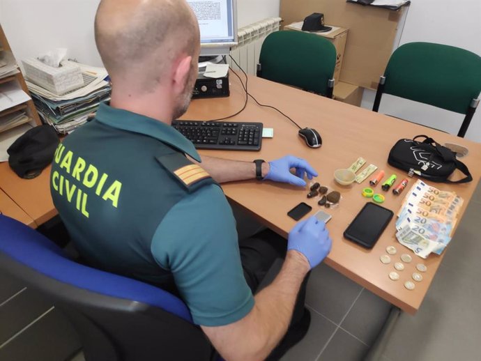 Detenido  en Vilaboa un joven de 18 años que portaba 35 gramos de hachís, una báscula de precisión y más de 250 euros en efectivo.