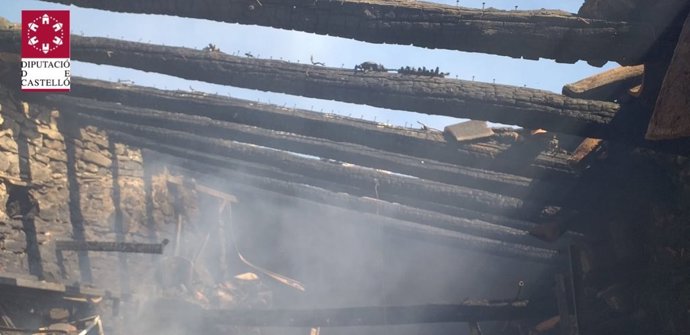 Techo calcinado en la vivienda de Benassal