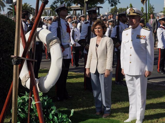 El Almirante jefe de estado mayor de la Armada (Ajema), Teodoro López calderón, y la vicepresidenta del Gobierno en funciones, Carmen Calvo, en el homenaje a los marineros de la I Vuelta al Mundo