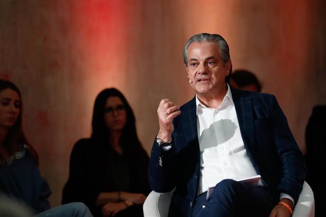 El número dos del partido naranja por Madrid, Marcos de Quinto, participando en la charla-coloquio sobre economía con miembros del partido.