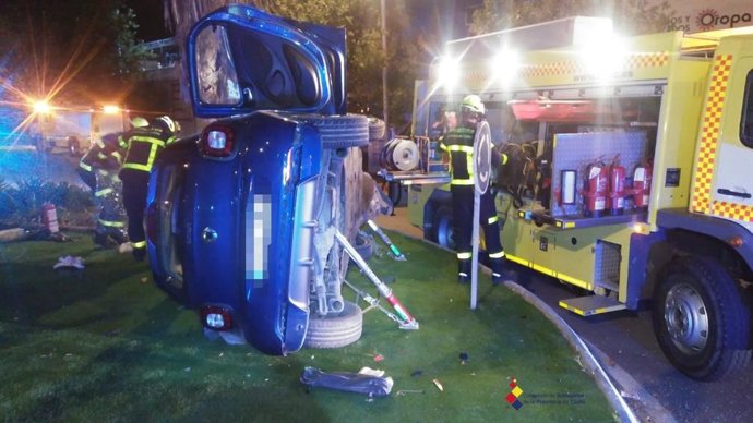 Vehículo accidentado de madrugada en el polígono industrial Cortijo Real