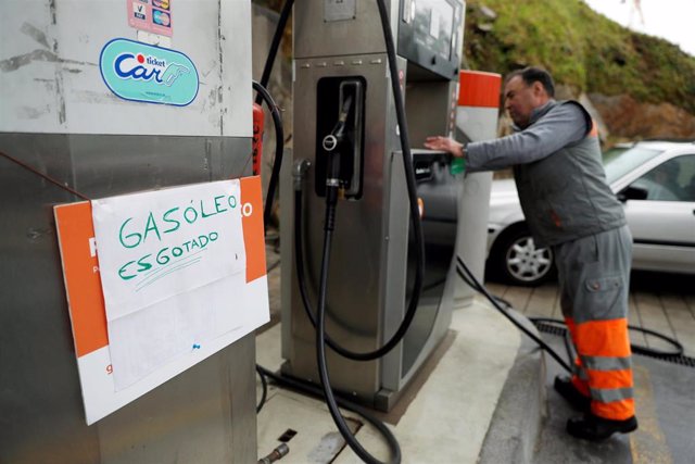 Escasez de combustible en una gasolinera de Oporto (Portugal)