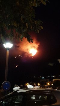El fuego obliga a evacuar a los vecinos del barrio de Peña Rajada