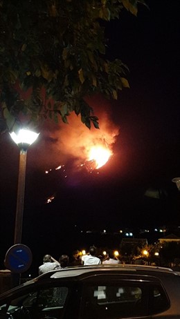 Imagen nocturna del incendio de Artenara