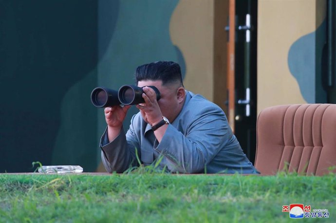 Kim Jong Un supervisa el lanzamiento de dos misiles balísticos hacia el mar de Japón 