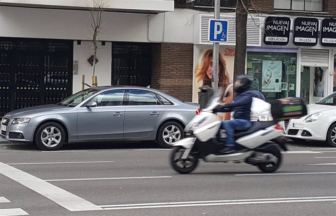 Una moto circula por la vía pública