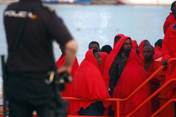 Llegada al puerto de Málaga de 73 personas rescatas de una patera por salvamento Marítimo