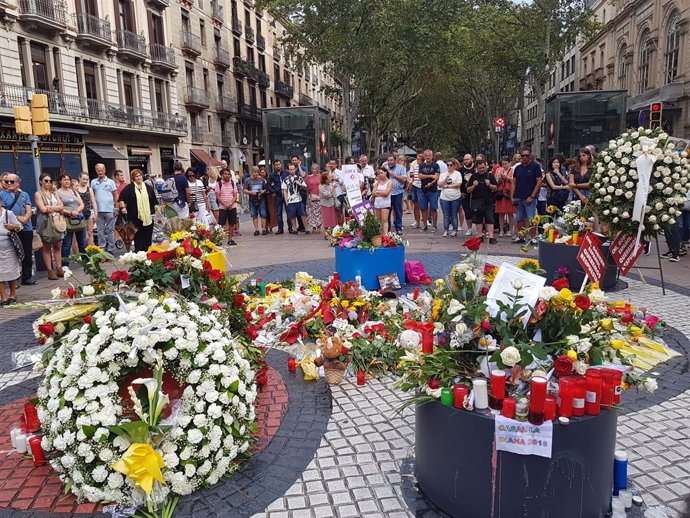 Ofrenes florals en La Rambla pel primer aniversari dels atemptats del 17A