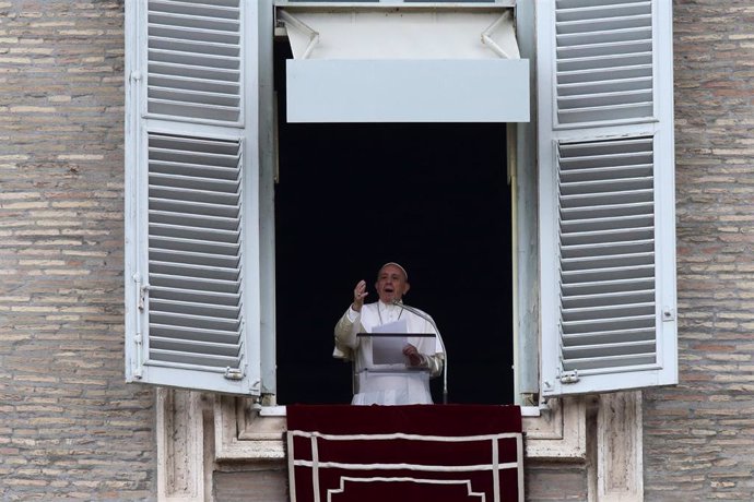 El Papa Francisco ofreciendo el tradicional Ángelus de los domingos desde el balcón del Palacio Apostólico de la Plaza de San Pedro del Vaticano