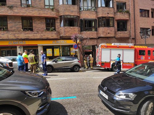 AMP.-Sucesos.- Un incendio en un inmueble de la calle Silla del Rey de Oviedo obliga a desalojar a los vecinos