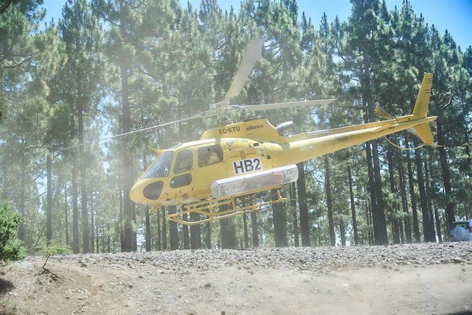 Helicóptero del Cabildo de Tenerife para la lucha contra incendios forestales