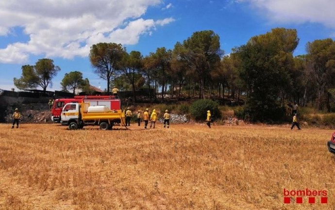 Bombers de la Generalitat dóna per controlat un incendi forestal en Torre de Claramunt (Barcelona).