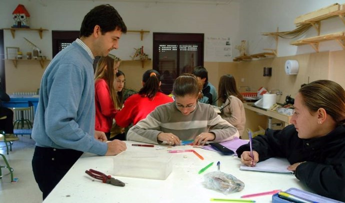 Profesor con alumnos, en una imagen de archivo.