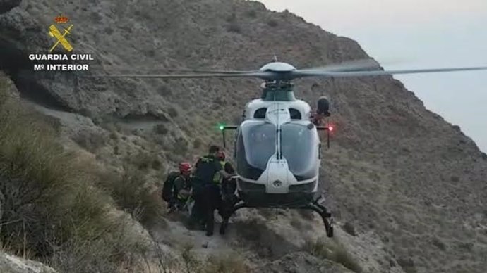 Imagen de un helicóptero de la Guardia Civil practicando un rescate en montaña