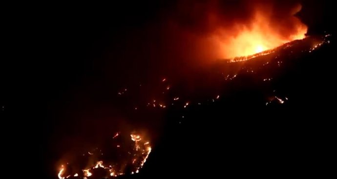 Imagen nocturna del incendio de Artenara, que sigue activo y sin control
