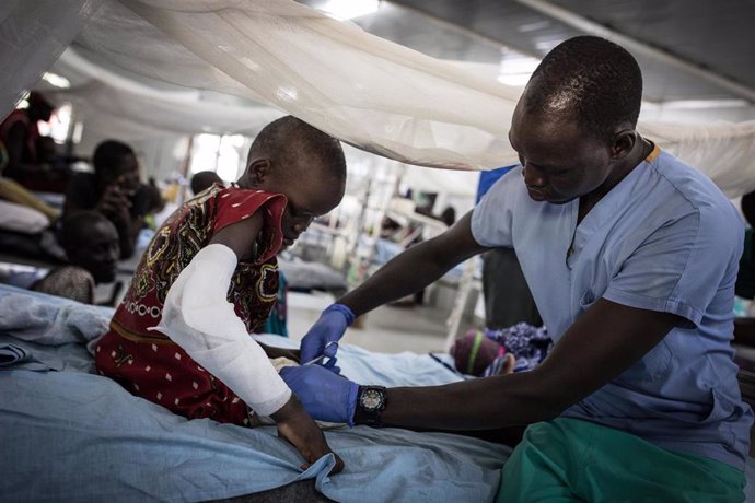 Un niño recibe tratamiento en un hospital apoyado por el CICR en Sudán del Sur