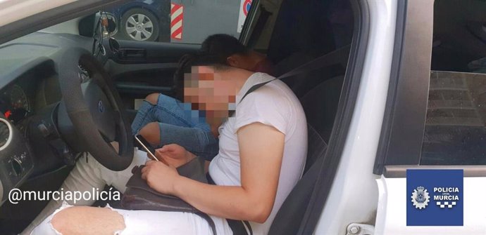 El conductor detenido, dormido en su coche, que se encontraba parado en uno de los carriles de la avenida Primo de Rivera, y con el teléfono móvil en la mano