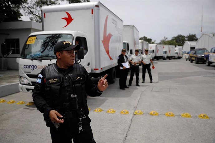 Policía custodia material electoral en Guatemala