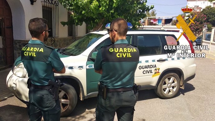 Agentes de la Guardia Civil en una actuación en Fiñana (Almería)