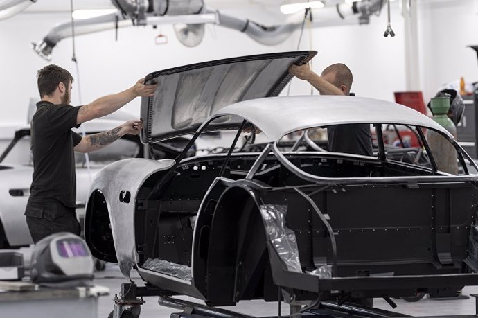 Producción del Aston Martin DB4 GT Zagato Continuation en Newport Pagnell (Reino Unido)
