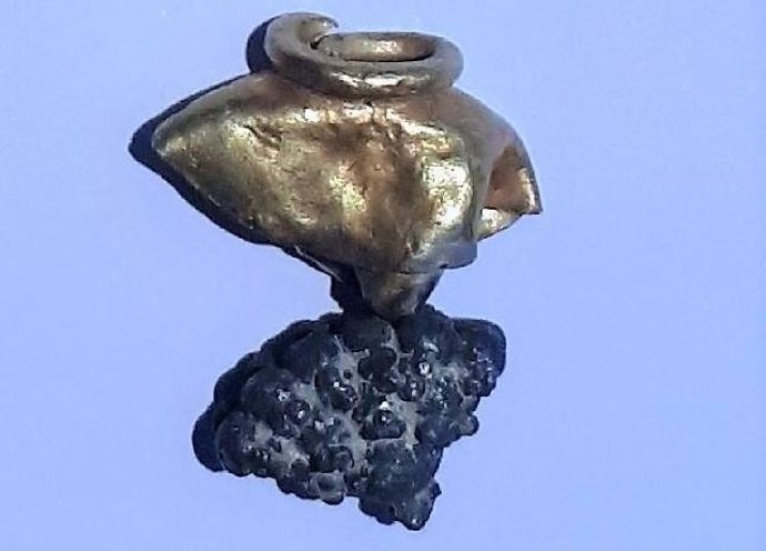 Pieza de joyería encontrada en las excavaciones