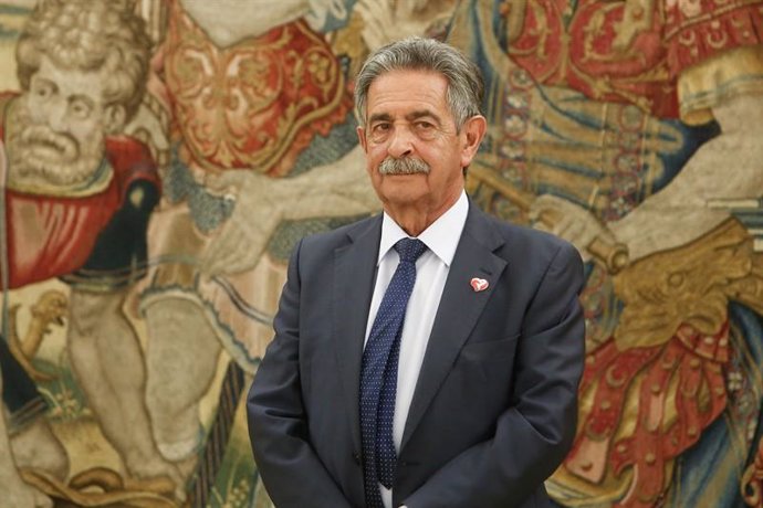 El presidente de Cantabria, Miguel Ángel Revilla, espera en el Palacio de la Zar