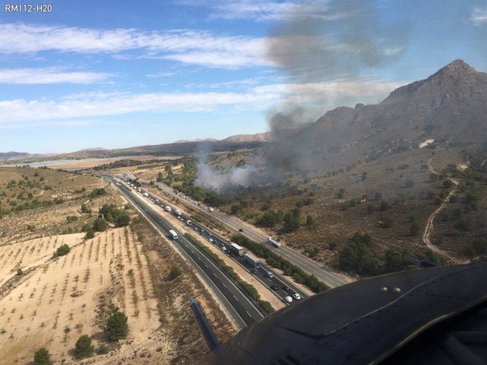Imagen tomada desde el helicóptero de la DGSCE, a su llegada al incendio forestal junto a la carretera N-301