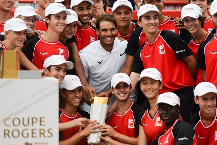 11 August 2019, Canada, Montreal: Spanish tennis player Rafael Nadal poses for a picture with the ball kids after wining his men's final tennis match of the Rogers Cup Montreal tennis tournament. Photo: Christopher Levy/ZUMA Wire/dpa