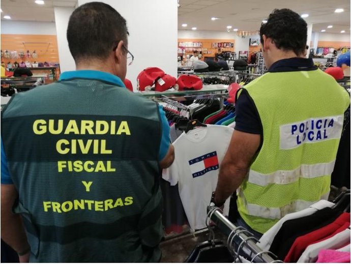 Articulos falsificados en una tienda de Badajoz
