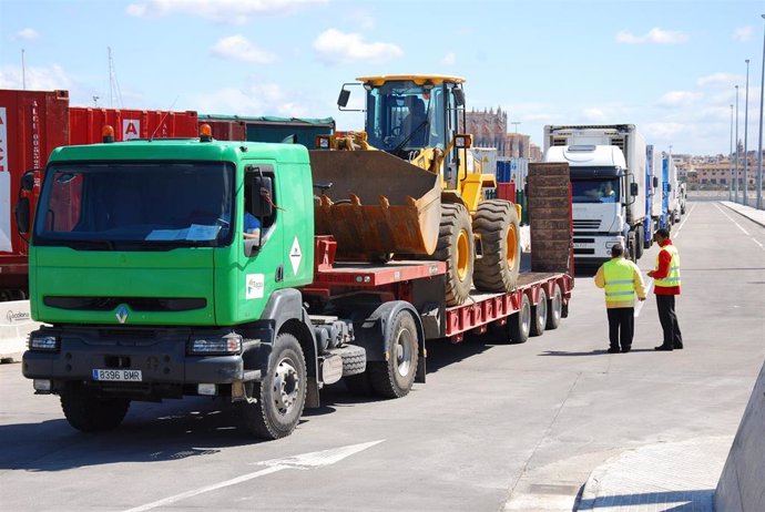 Camiones de mercancías en uno de los puertos de Baleares