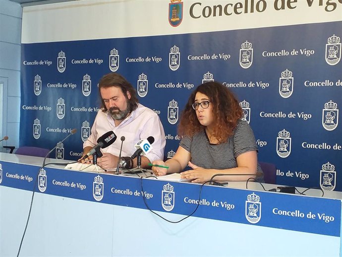 Los concejales del grupo municipal Marea de Vigo-Son En Común, Rubén Pérez Correa y Oriana Méndez.
