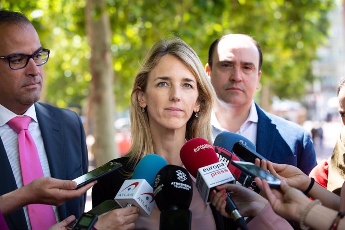 La diputada del PP, Cayetana Álvarez de Toledo, ofereix declaracions als mitjans al mercat ambulant de Singuerlin a Santa Coloma de Gramenet (Barcelona) acompanyada del secretari general del PP catal, Daniel Serrano (d) i del candidat del PP a l'Alcald