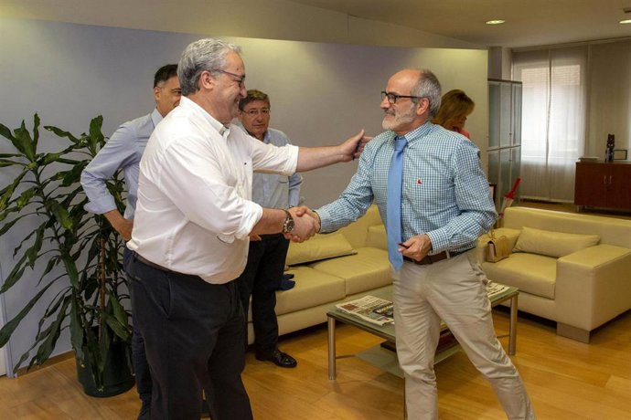 El presidente del Colegio de Médicos saluda al consejero de Sanidad