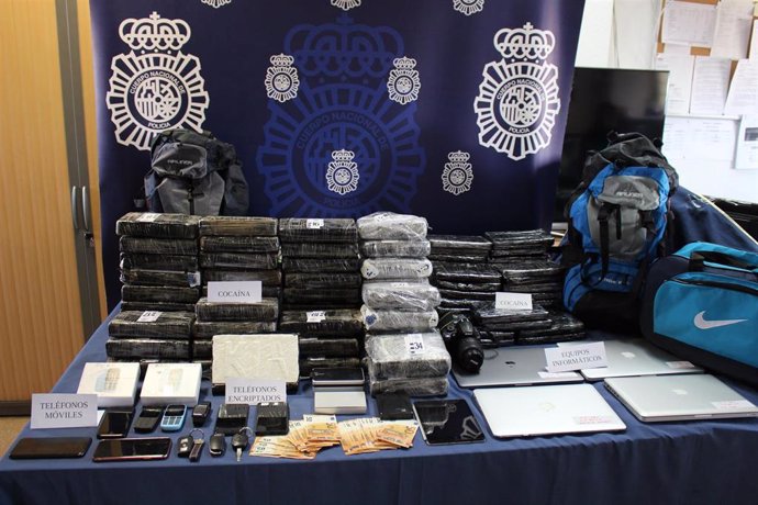 La Policía Nacional intercepta 53 kilos de cocaína en la bodega de un avión comercial.