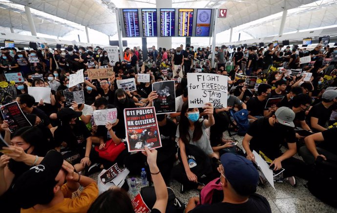 Economía/Transportes.- El aeropuerto de Hong Kong cancela todos los vuelos por las protestas