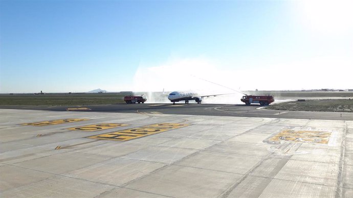 Imagen del primer avión aterrizado en el Aeropuerto Internacional de la Región, en Corvera