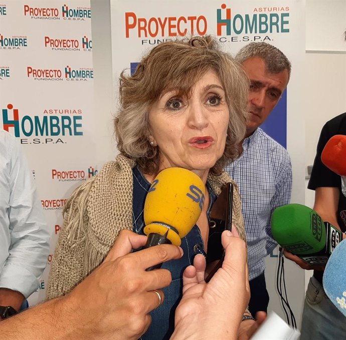 La ministra de Sanidad, Consumo y Bienestar Social en funciones, María Luisa Carcedo, durante su visita a Proyecto Hombre en Gijón