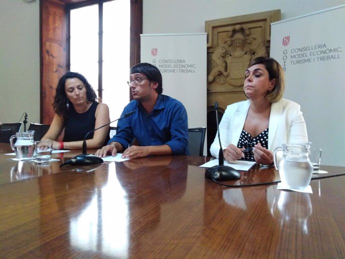 El conseller de Modelo Ecnómico, Turismo y Trabajo, Iago Negueruela, en una rueda de prensa