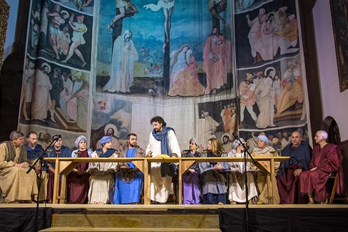 Representación de 'La pasión' por el grupo de teatro 'La Colodra', con la Sarga de Villoslada al fondo