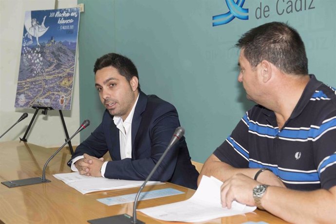 El diputado provincial Antonio González junto con el alcalde de Espera, Pedro Romero