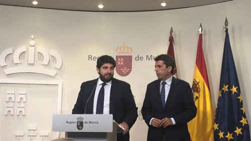 El presidente murciano, Fernando López Miras, y presidente de la Diputación de Alicante, Carlos Mazón, en una reunión en San Esteban, sede del Gobierno regional