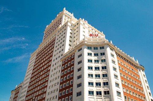 Fachada del nuevo hotel de Riu en el edifico España.