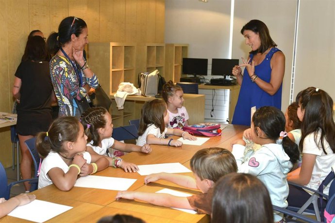 La alcaldesa Gema Igual visita un campus de verano en el centro cívico del Río de la Pila