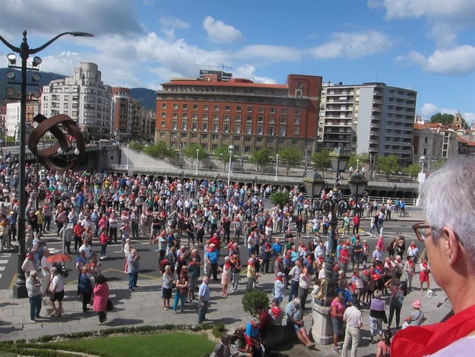 Pensionistas ante el Ayuntamiento de Bilbao