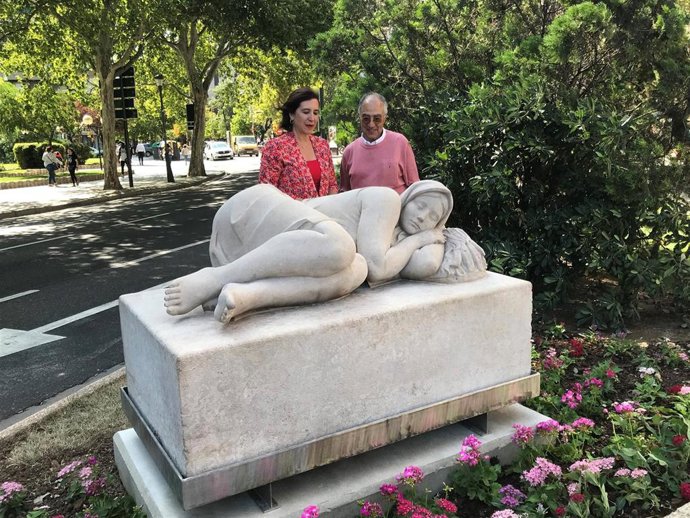 La vicealcaldesa y la escultura La Siesta