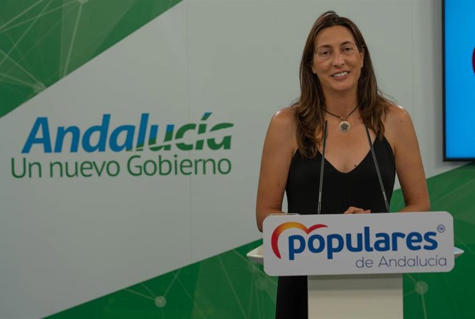 Rueda de prensa de la secretaria general del PP-A, Loles López, durante su comparecencia ante los medios de comunicación.