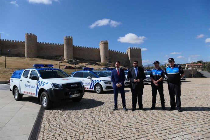 El alcalde de Ávila, Jesús Manuel Sánchez Cabrera, presenta los nuevos vehículos de la Policía Local.