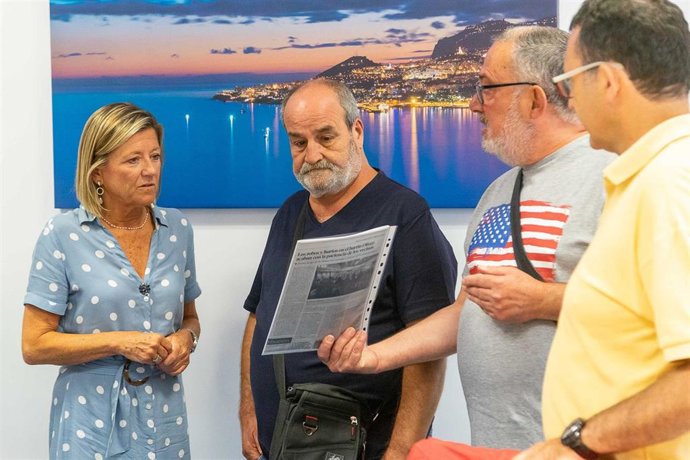 La concejal delegada de Policía Local, Patricia Cavero, con vecinos del barrio Oliver