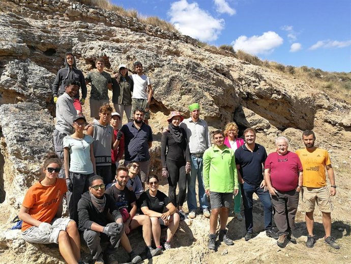 El consejero de Políticas Sociales, Alberto Bretón, con los jóvenes que participan en el campo de voluntariado juvenil de Contrebia Leucade