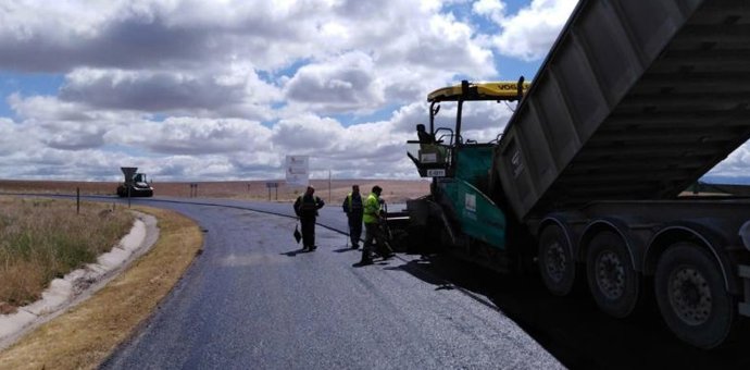 Trabajos de mejora y refuerzo del firma de una de las carreteras de la provincia de Segovia